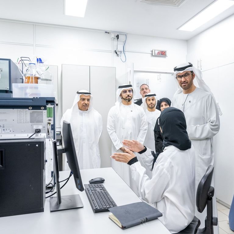 جانب من جولة الدكتور سلطان الجابر في "غلوبال فارما" جانب من جولة الدكتور سلطان الجابر في