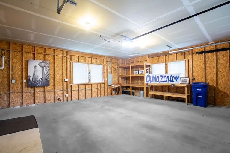 مرآب المنزل الذي شهد تأسيس شركة أمازون