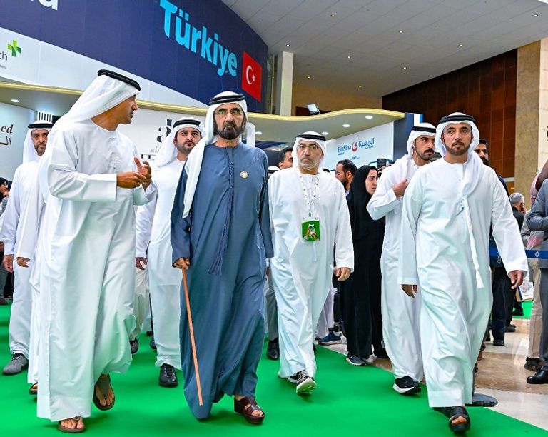 الشيخ محمد بن راشد يتفقد معرض الصحة العربي في دبي
