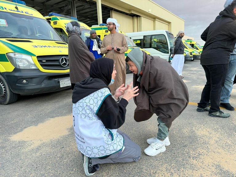 الطبيبة الإماراتية سلامة السهلي والطفل الفلسطيني شوقي أبومصطفى