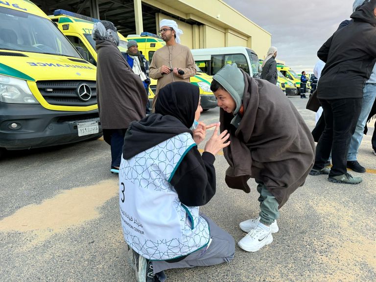 الطبيبة الإماراتية سلامة السهلي والطفل الفلسطيني شوقي أبومصطفى