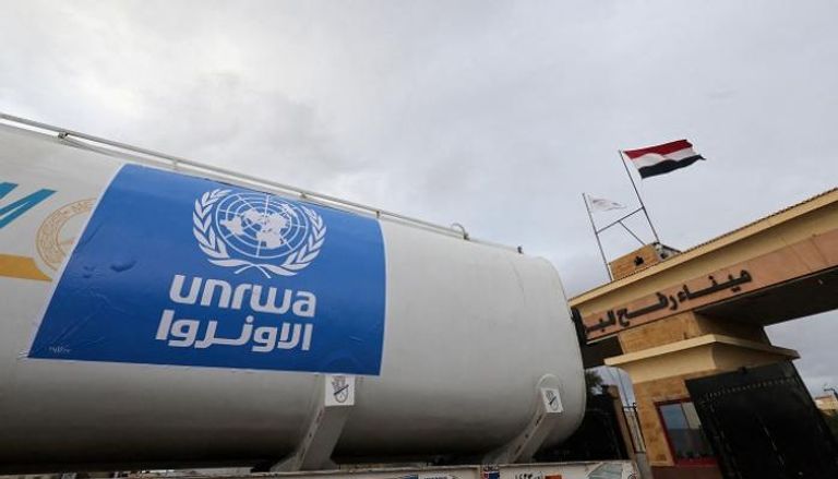 شاحنة مساعدات تابعة للأونروا تعبر معبر رفح إلى قطاع غزة - أرشيفية
