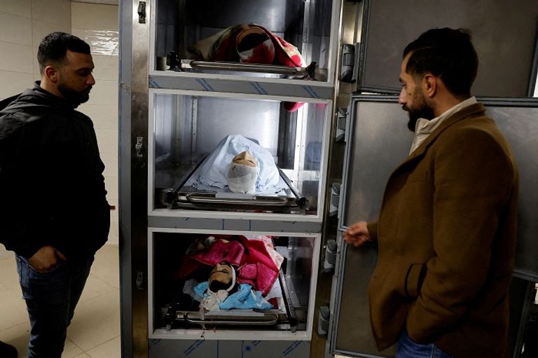 جثامين الفلسطينيين الثلاثة آثار قتل أحد الشباب الثلاثة بمستشفى