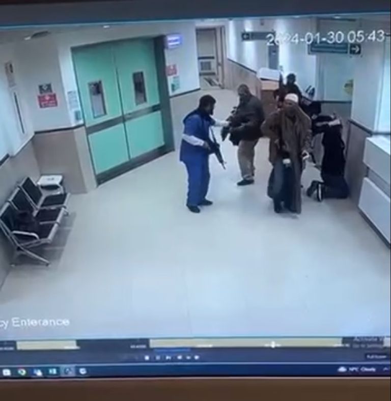 لقطة من كاميرات المراقبة تظهر المستعربين داخل المستشفى آثار قتل أحد الشباب الثلاثة بمستشفى "ابن سينا" - أ.ف.ب