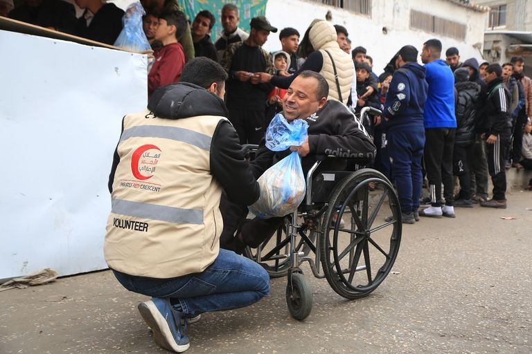 جانب من تقديم المساعدات لأهالي غزة