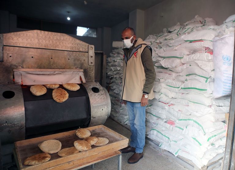 جانب من تقديم المساعدات لأهالي غزة