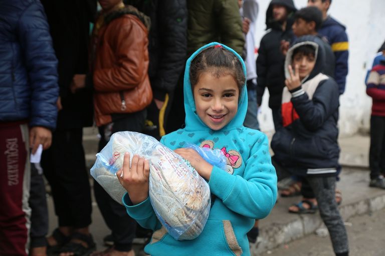 جانب من تقديم المساعدات لأهالي غزة