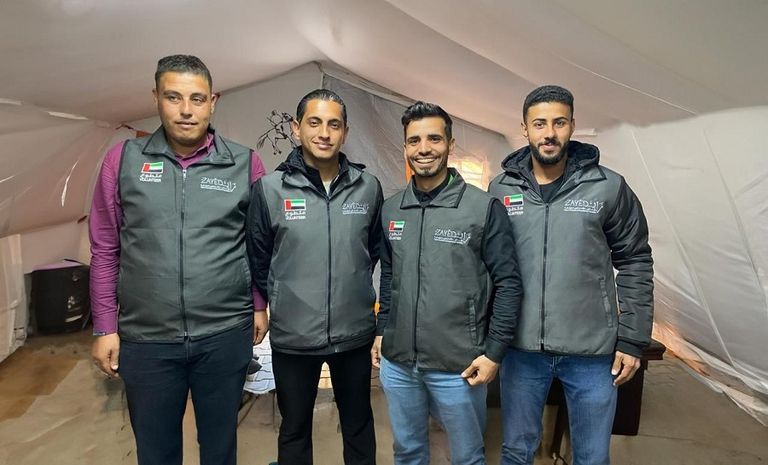 طفل يتسلم طردا غذائيا