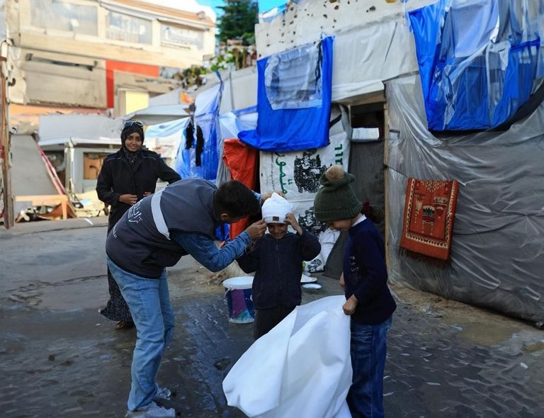 طفل يتسلم طردا غذائيا