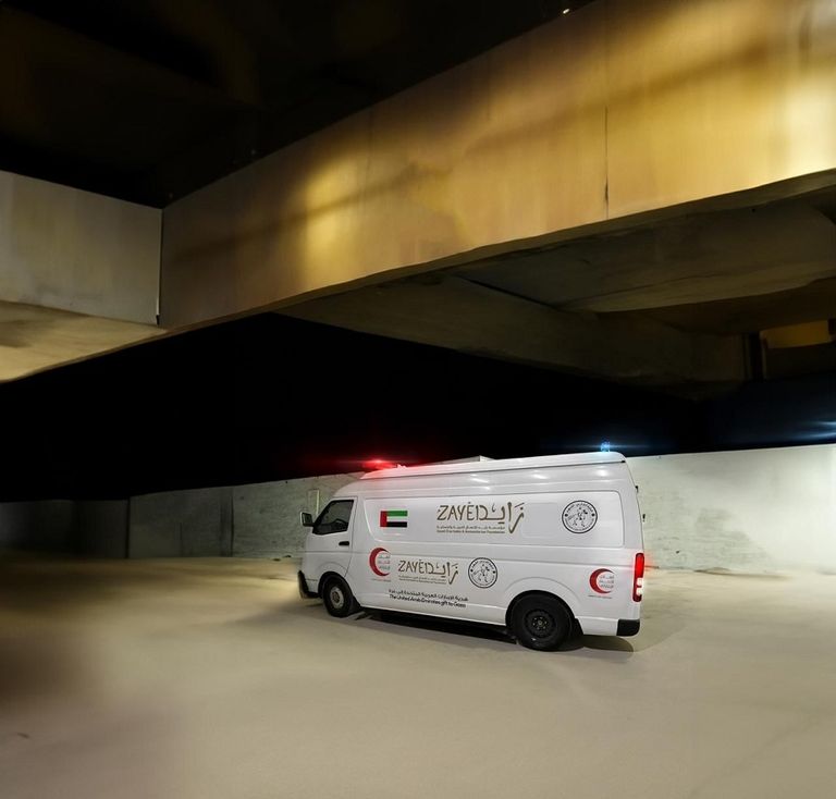 طفل يتسلم طردا غذائيا