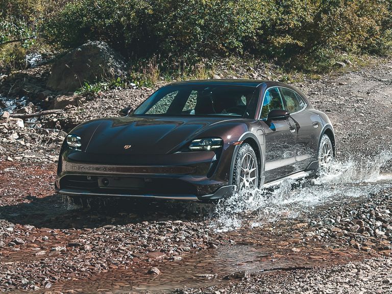 طراز Porsche Taycan Cross Turismo أفضل السيارات الكهربائية 2024