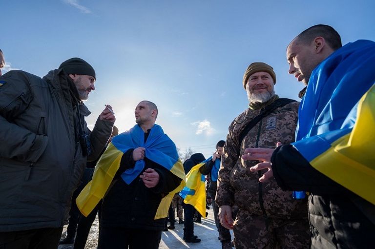جنود أوكرانيون من المفرج عنهم - رويترز