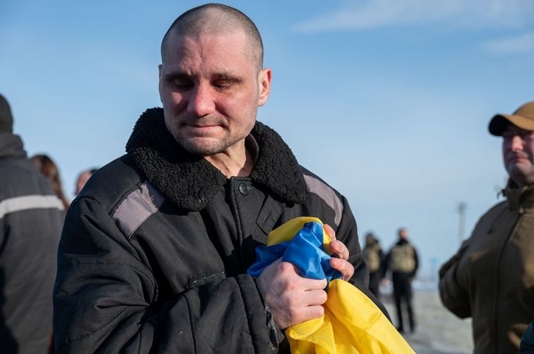 جنود أوكرانيون من المفرج عنهم - رويترز