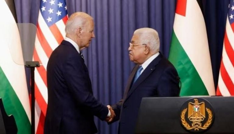 الرئيسان الفلسطيني محمود عباس والأمريكي جو بايدن في لقاء سابق