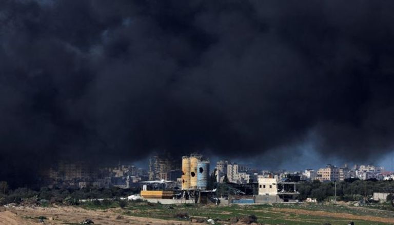 الدخان يتصاعد من شمال غزة