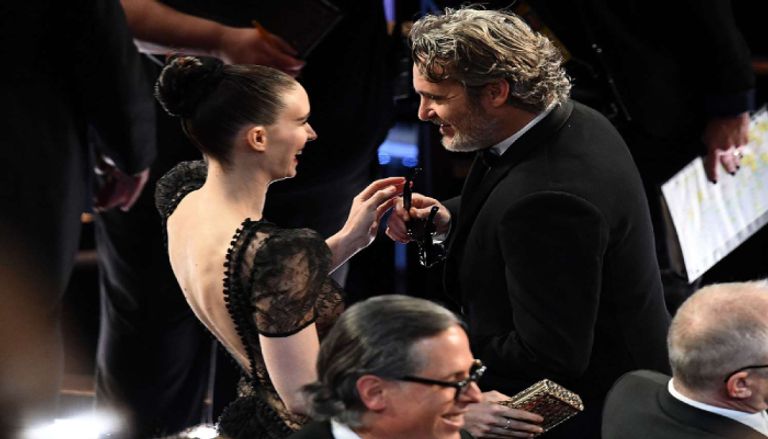 شائعات حول زواج خواكين فينيكس من حبيبته شائعات حول زواج خواكين فينيكس من حبيبته