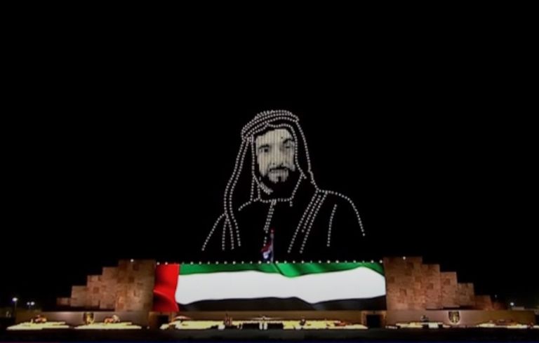 صورتا الشيخ زايد بن سلطان آل نهيان والشيخ محمد بن زايد آل نهيان في احتفالات تخريج طلبة الأكاديمية العسكرية في مصر