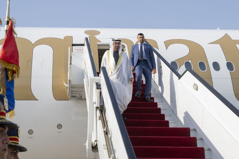 جانب من استقبال السيسي للشيخ محمد بن زايد آل نهيان بمطار القاهرة