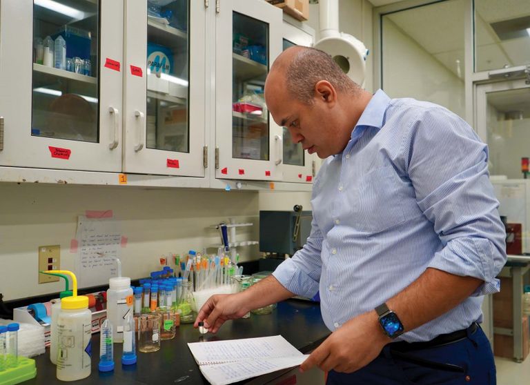 د.أحمد الجندي أثناءإجراء الاختبارات على المادة الجديدة