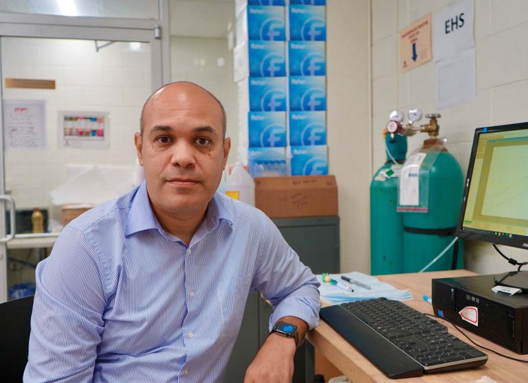 د.أحمد الجندي أثناءإجراء الاختبارات على المادة الجديدة