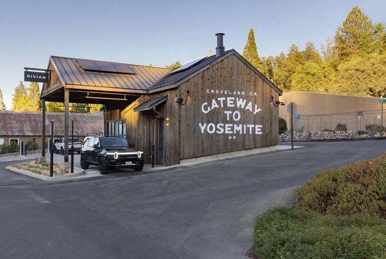 محطة شحن خاصة بسيارات ريفيان محطة شحن تابعة لشركة Electrify America