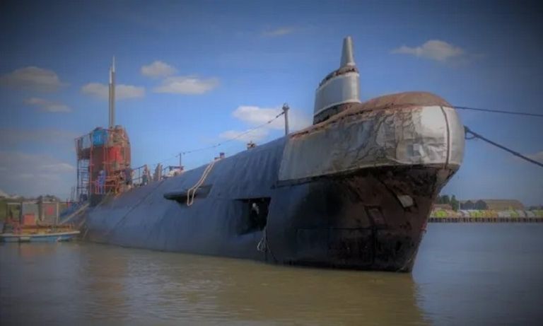 الغواصة فوكستروت المعروضة للبيع 