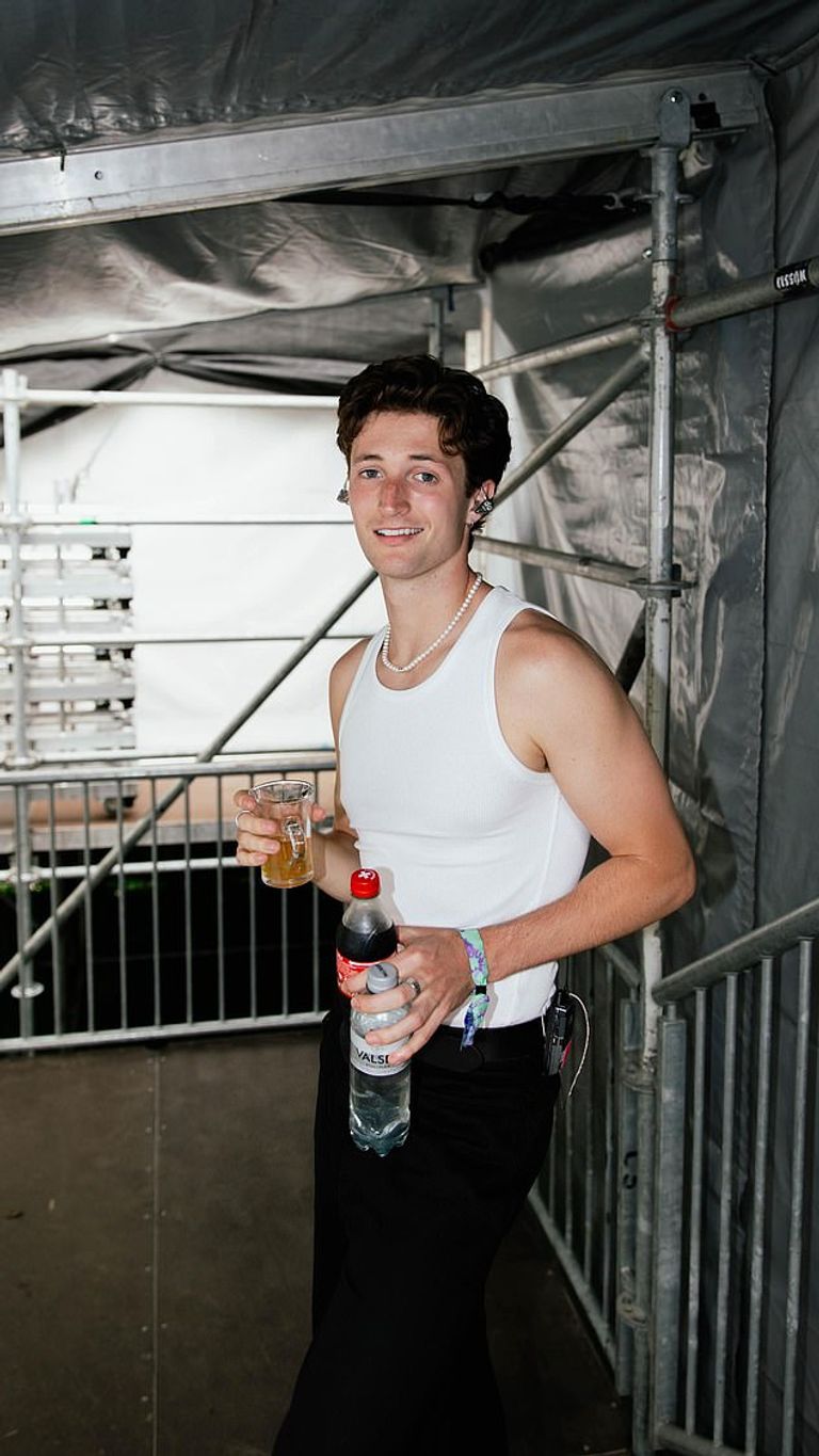 المغني وكاتب الأغاني البريطاني هنري مودي