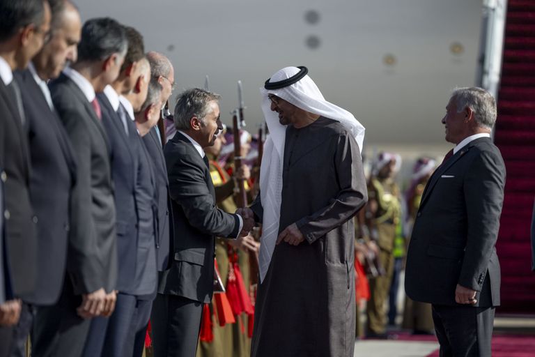 لحظة وصول الشيخ محمد بن زايد آل نهيان رئيس دولة الإمارات إلى الأردن