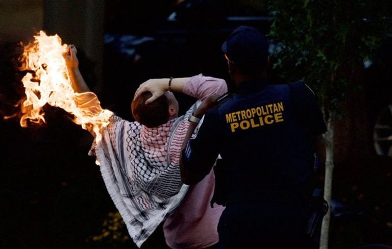 رجل يضرم النار في نفسه قرب البيت الأبيض