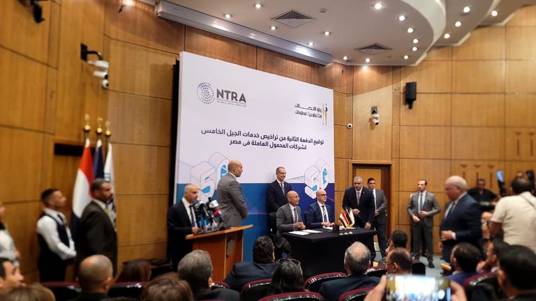 جانب من توقيع تراخيص خدمات الجيل الخامس لشركات المحمول في مصر