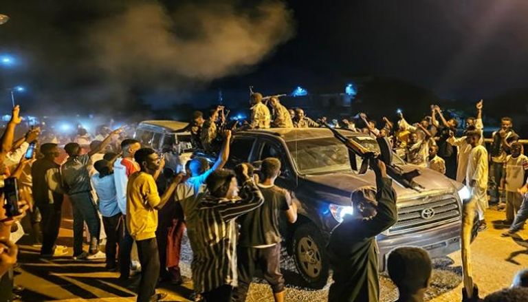 سودانيون يحتفون في أحد شوارع القضارف بعد تقارير عن تقدم الجيش السوداني