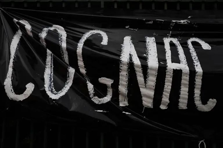 لافتة سوداء عليها كلمة كونياك معلقة على بوابة خلال مظاهرة لمزارعي النبيذ يتظاهرون ضد التهديدات الضريبية الصينية وزارة التجارة الصينية