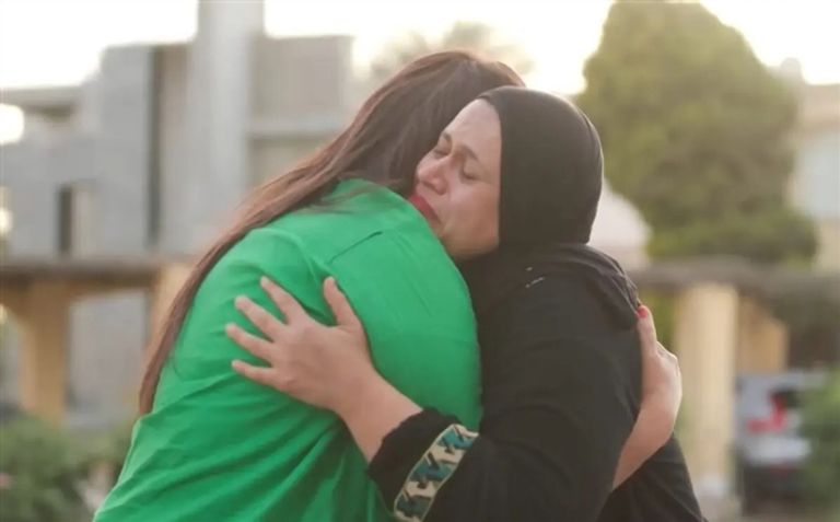 هالة صدقي ومساعدتها