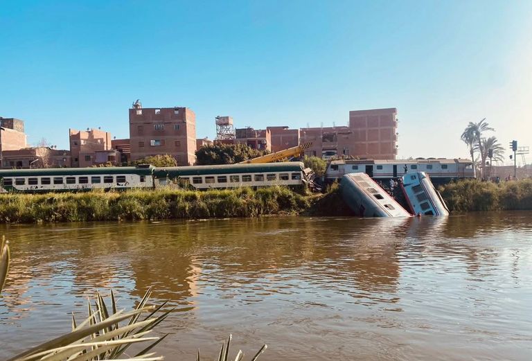 انتشال جثمان أحد ضحايا حادث قطار المنيا