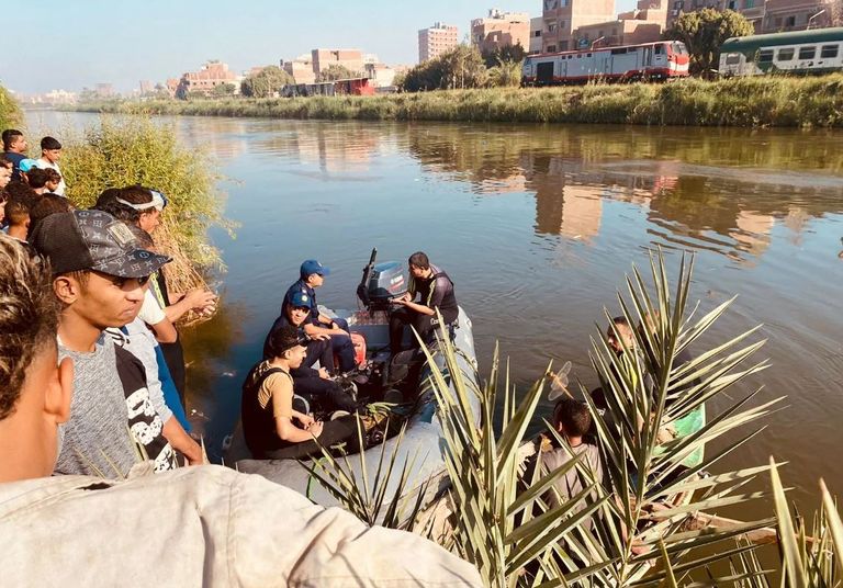 انتشال جثمان أحد ضحايا حادث قطار المنيا