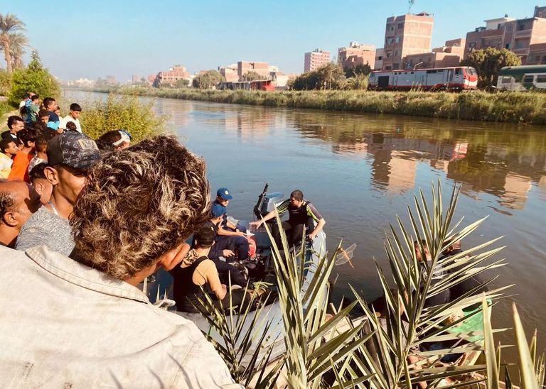 انتشال جثمان أحد ضحايا حادث قطار المنيا