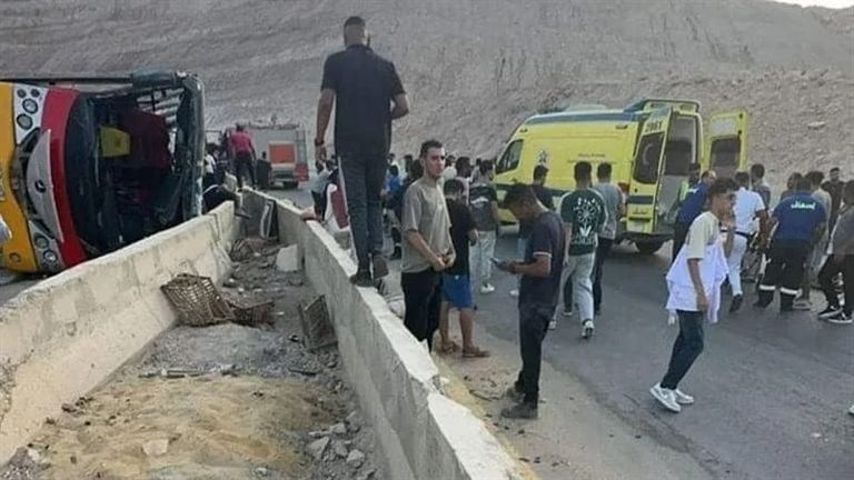 وفيات ومصابين في حادث انقلاب حافلة بمصر