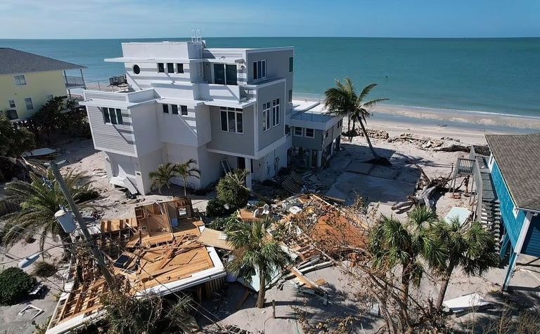 خسائر كثيرة بسبب الإعصار