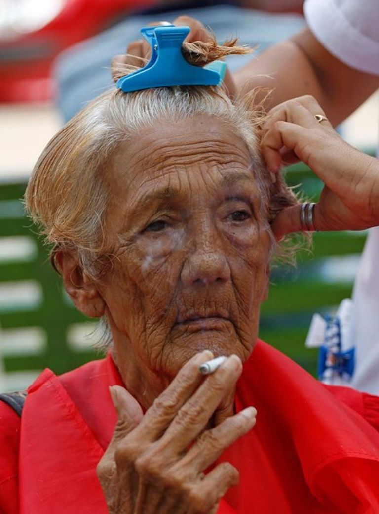 مسن بجانب تلاميذ مدرسة بأثينا في اليونان