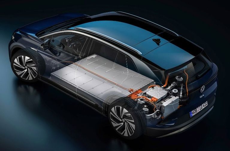 مجسم لسيارة كهربائية وبطارية الشحن