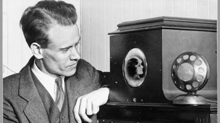 التلفاز النماذج الأولى للهاتف المحمول