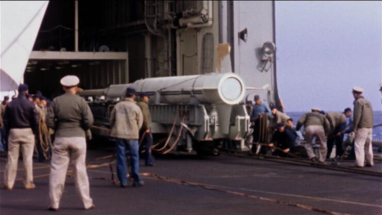 رجال البحرية يجهزون الصاروخ لبدء التجربة إحدى تجارب آرغوس