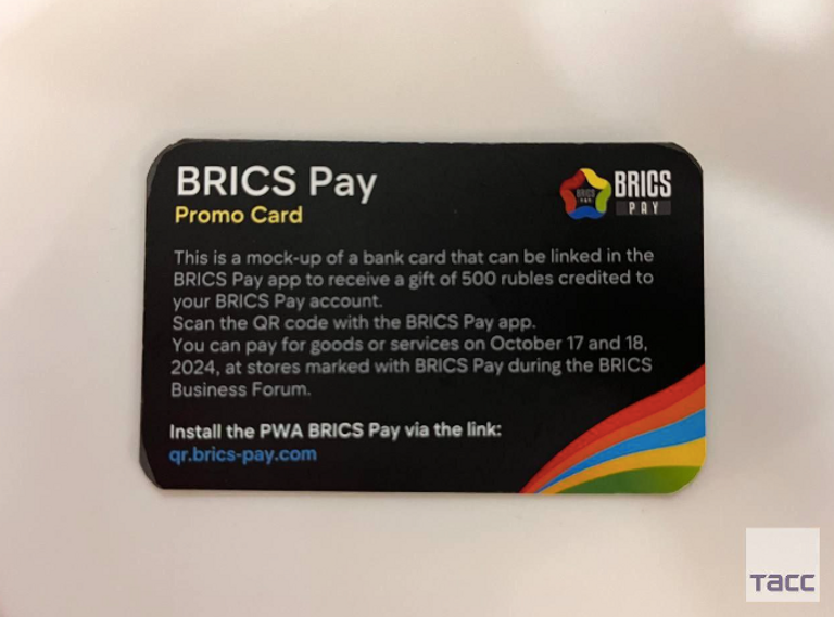 إعلان لدفع ثمن المشروب بكارت الدفع الخاص بمجموعة بريكس