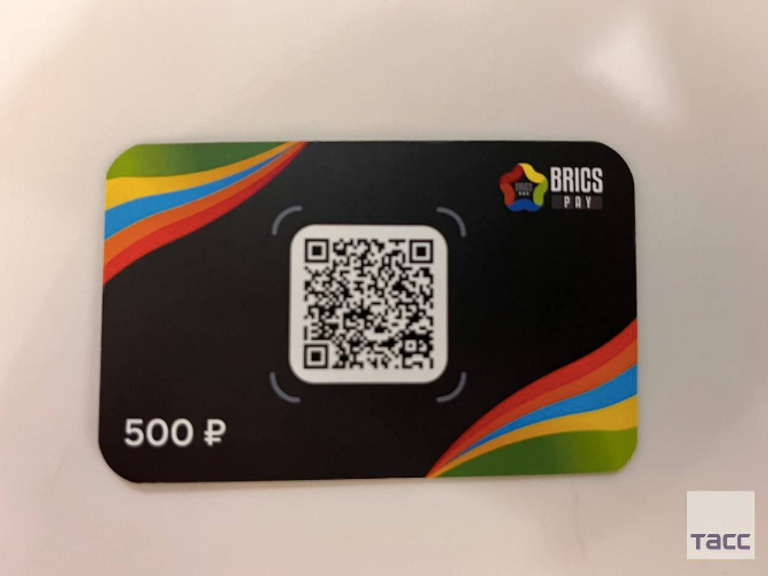 إعلان لدفع ثمن المشروب بكارت الدفع الخاص بمجموعة بريكس