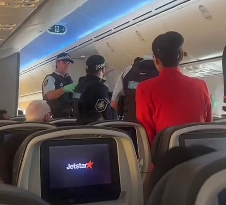 لقطة من فيديو يوثق الفوضى على الطائرة