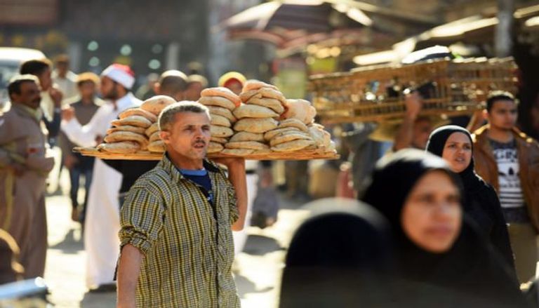 مواطنون يشترون الخبز في مصر