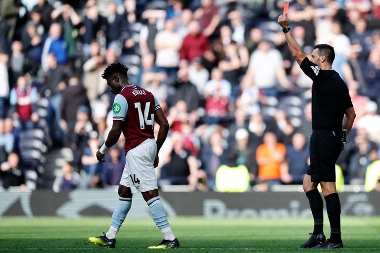 طرد محمد قدوس 5 بطاقات حمراء يوم السبت في الدوري الإنجليزي