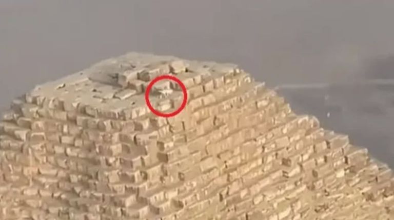 كلب الأهرامات والإله أنوبيس