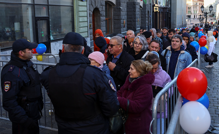 ناخبة تدلي بصوتها في الانتخابات