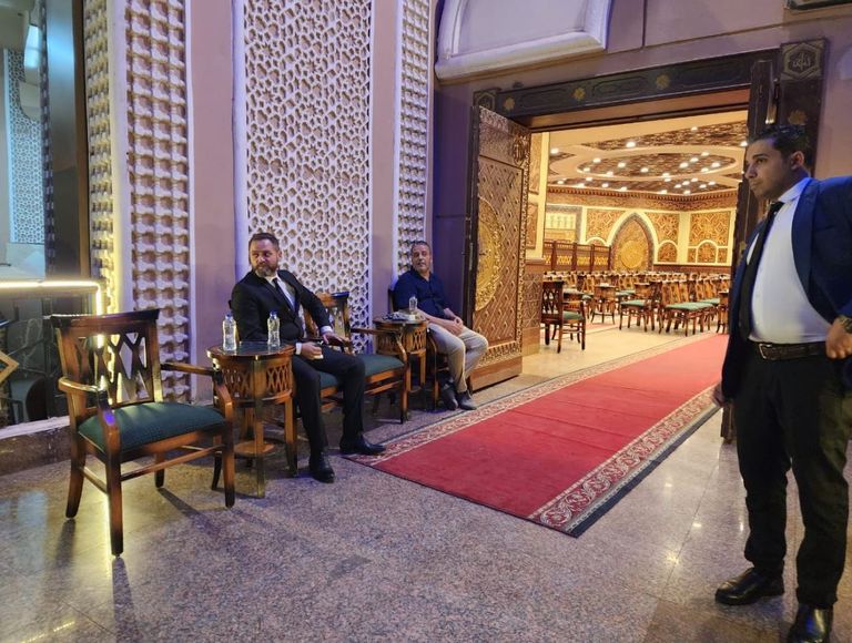 عمرو مصطفى يستقبل المعزيين